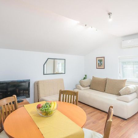 Nice Apartment In Malinska Dubasnica With Kitchen エクステリア 写真